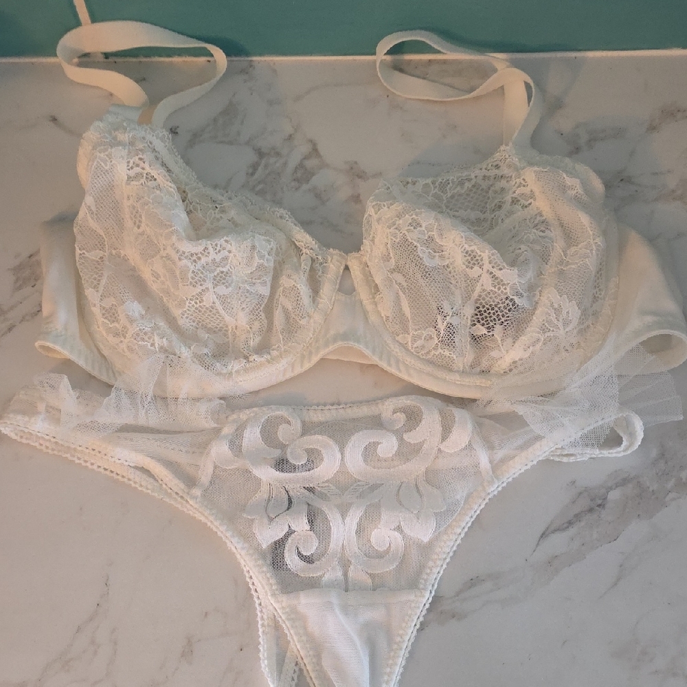 Elegant Lace Underwire Bra and Panty Set - Cream